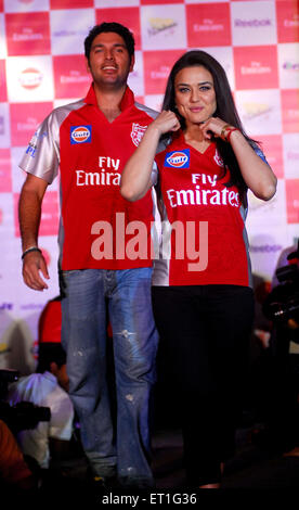 Yuvraj Singh, cricketer indiano, Preity Zinta, attrice indiana, promozione Fly Emirate, India Foto Stock