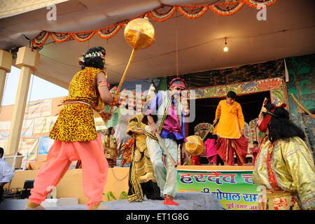 Dussehra festival, Dasara, Vijayadashami, Ramlila Ramayana epico spettacolo di scena, Chowpatty, Bombay, Mumbai, Maharashtra, India Foto Stock