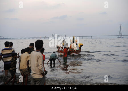 Durga immersione in mare ; Bombay Mumbai ; Maharashtra ; India Foto Stock