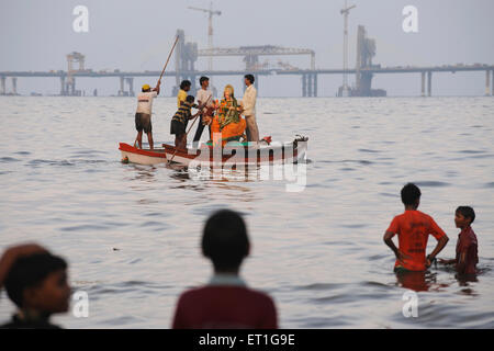 Durga immersione in mare ; Bombay Mumbai ; Maharashtra ; India Foto Stock