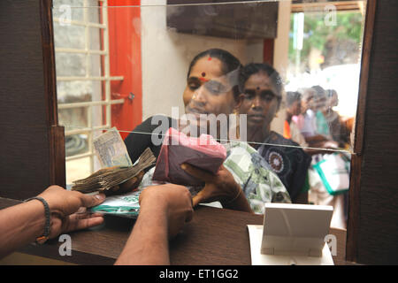 Signora rurale di prendere in prestito denaro dalla banca dalle ONG gramin kshtriya servizi finanziari dalla fondazione IFMR Thanjavur Tamil Nadu India Foto Stock