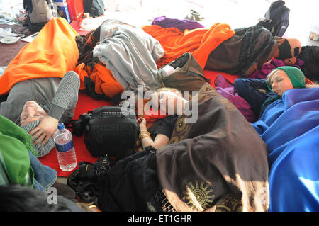 Donne che dormono a terra, Bangladesh, Asia Foto Stock