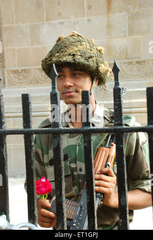 2008 Mumbai attacca, commando fuori Taj Mahal Hotel, Gateway of India, Apollo Bunder, Colaba, Bombay, Mumbai, Maharashtra, India Foto Stock