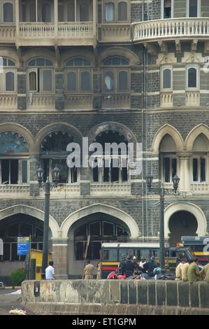 2008 Mumbai attacchi, finestre danneggiate del Taj Mahal Hotel, Gateway of India, Apollo Bunder, Colaba, Bombay, Mumbai, Maharashtra, India Foto Stock