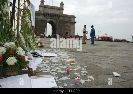 Fiori e candele nella parte anteriore del Gateway of India dopo l attacco terroristico da Deccan Mujahideen ; Mumbai Bombay ; Maharashtra Foto Stock