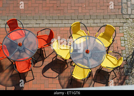 street cafe tavoli vuoti sedie strade acciottolate, Berlino, Germania, tedesco, Europa, Europeo Foto Stock