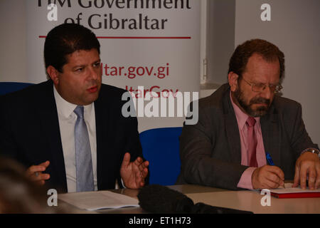 Gibilterra - 10 Giugno 2015 - Foto di Fabian Picardo, Chief Minister di Gibilterra, con il suo Ministro per l'ambiente John Cortes (a destra). Gibilterra Ministro Capo Fabian Picardo ha risposto a Gibilterra Socialdemocratici lancio di un report da Lloyd Register sullo storage di LNG per il bunkeraggio e la generazione di potenza a Gibilterra. Credito: Stephen Ignacio/Alamy Live News Foto Stock