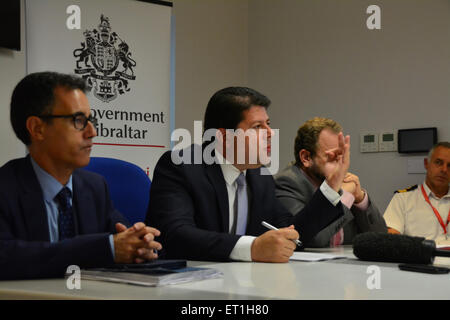 Gibilterra - 10 Giugno 2015 - Foto di Fabian Picardo, Chief Minister di Gibilterra, con il suo vice Chief Minister Dr Joseph Garcia (sinistra) e il Ministro per l'ambiente John Cortes (a destra). Gibilterra Ministro Capo Fabian Picardo ha risposto a Gibilterra Socialdemocratici lancio di un report da Lloyd Register sullo storage di LNG per il bunkeraggio e la generazione di potenza a Gibilterra. Credito: Stephen Ignacio/Alamy Live News Foto Stock