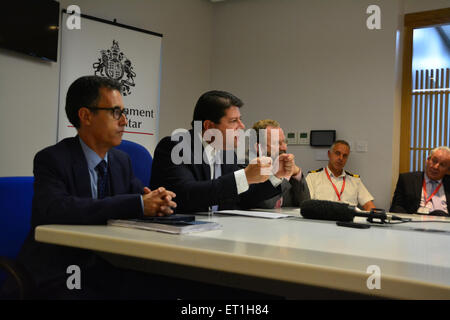 Gibilterra - 10 Giugno 2015 - Foto di Fabian Picardo, Chief Minister di Gibilterra, con il suo vice Chief Minister Dr Joseph Garcia (sinistra) e il Ministro per l'ambiente John Cortes (a destra). Gibilterra Ministro Capo Fabian Picardo ha risposto a Gibilterra Socialdemocratici lancio di un report da Lloyd Register sullo storage di LNG per il bunkeraggio e la generazione di potenza a Gibilterra. Credito: Stephen Ignacio/Alamy Live News Foto Stock