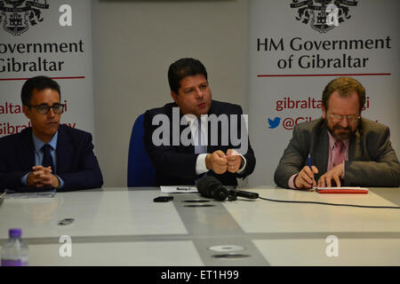 Gibilterra - 10 Giugno 2015 - Foto di Fabian Picardo, Chief Minister di Gibilterra, con il suo vice Chief Minister Dr Joseph Garcia (sinistra) e il Ministro per l'ambiente John Cortes (a destra). Gibilterra Ministro Capo Fabian Picardo ha risposto a Gibilterra Socialdemocratici lancio di un report da Lloyd Register sullo storage di LNG per il bunkeraggio e la generazione di potenza a Gibilterra. Credito: Stephen Ignacio/Alamy Live News Foto Stock