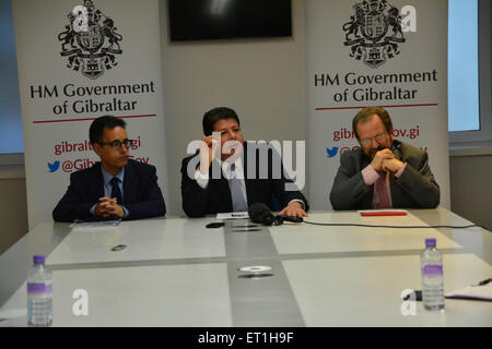 Gibilterra - 10 Giugno 2015 - Foto di Fabian Picardo, Chief Minister di Gibilterra, con il suo vice Chief Minister Dr Joseph Garcia (sinistra) e il Ministro per l'ambiente John Cortes (a destra). Gibilterra Ministro Capo Fabian Picardo ha risposto a Gibilterra Socialdemocratici lancio di un report da Lloyd Register sullo storage di LNG per il bunkeraggio e la generazione di potenza a Gibilterra. Credito: Stephen Ignacio/Alamy Live News Foto Stock