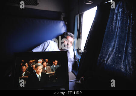 Uomo seduto in treno, film su portatile, Jammu, Kashmir, Jammu e Kashmir, Union Territory, UT, India, Asia, Asia, Indiana Foto Stock