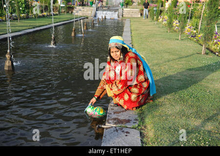 Donna vestita in costume Kashmiri, Giardino Mughal, Srinagar, Kashmir, Jammu e Kashmir, Union Territory, UT, India, Asia, Asia, Indiana, MR#400 Foto Stock