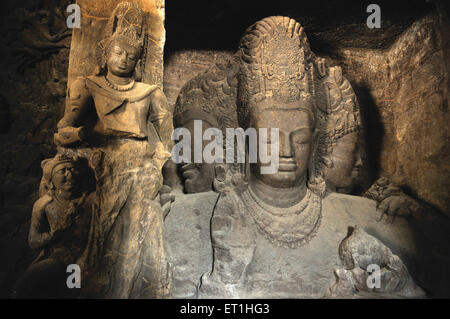 Dio indù Shiva nelle Grotte di Elefanta ; scultura di Trimurti ; Sito Patrimonio Mondiale dell'UNESCO ; Isola di Elefanta ; Bombay ; Mumbai ; Maharashtra ; India ; asia Foto Stock