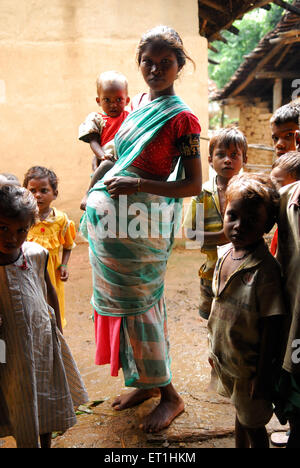 Ho tribù donna incinta con neonato in Chakradharpur Jharkhand India Asia Austroasiatica Munda gruppo etnico Foto Stock