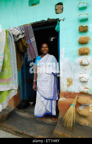 Ho tribù woman standing in porta ; Chakradharpur ; Jharkhand ; India n. MR Foto Stock