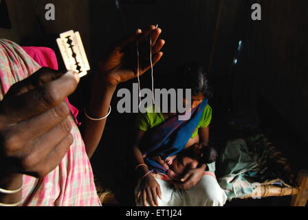 Ho tribù ostetrica mostra thread e rasoio Chakradharpur ; ; ; Jharkhand India n. MR Foto Stock