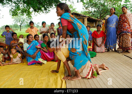 Ho tribù donne giocando piggybacking e la condivisione di informazioni mediche ; Chakradharpur ; Jharkhand ; India n. MR Foto Stock