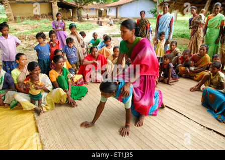 Ho tribù donne giocando piggybacking e la condivisione di informazioni mediche ; Chakradharpur ; Jharkhand ; India n. MR Foto Stock