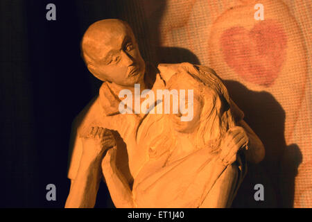 Sunbeam sulla statua di giovane in posa romantica scolpiti con gesso di Parigi ; Pune ; Maharashtra ; India Foto Stock