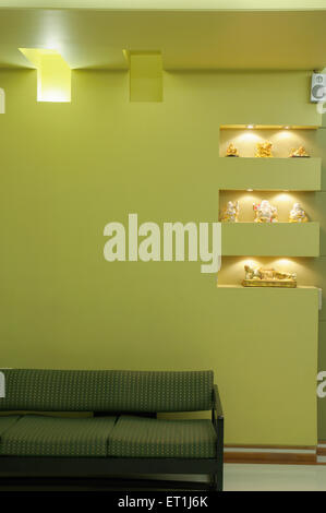 Abstract e una decorazione grafica di salotto con divano e parete verde in residence ; Bombay Mumbai Foto Stock