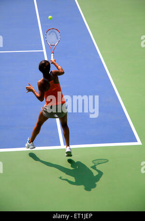 Heather Watson che gioca a tennis ; Pune ; Maharashtra ; India Foto Stock