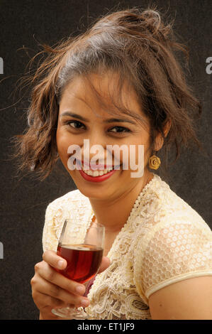 Signora seduta con un bicchiere di vino rosso signor#671 8 Febbraio 2009 Foto Stock