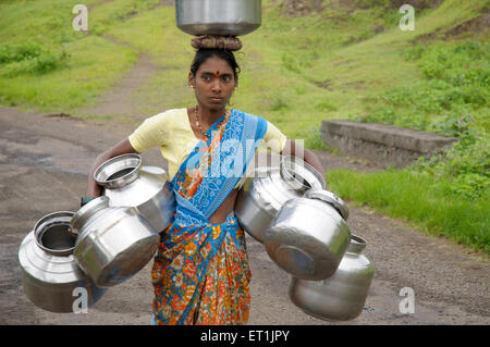 Signora che porta sette vasi; Kondhanpur ; Pune ; Maharashtra ; India Foto Stock