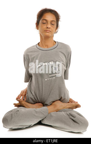 Signora facendo esercizi yogiche baddha padmasana signor#190 5 Settembre 2009 Foto Stock