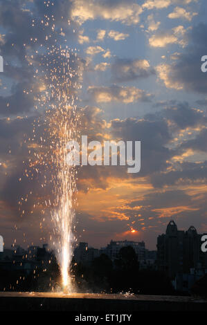 Scatenati coprivaso cracker fuochi d' artificio celebra diwali festival ; Pune ; Maharashtra ; India 18 Ottobre 2009 Foto Stock