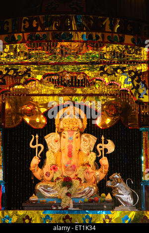 Idol del signore ganesh con decorazioni di fantasia ; Pune ; Maharashtra ; India 22 9 2010 Foto Stock