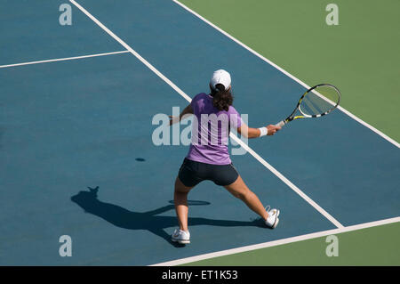 ragazza donna che gioca a tennis che colpisce la fronte Foto Stock