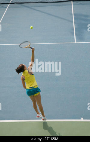 Le donne giocare a tennis Foto Stock