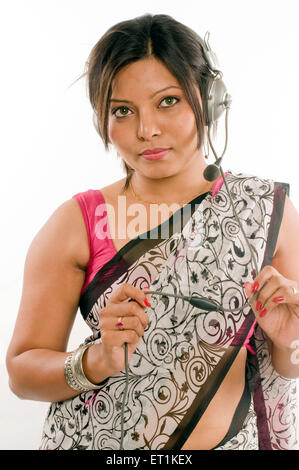 Sud ragazza indiana indossando saree e ascolto di musica a Pune In Maharashtra India Asia signor#686X Foto Stock