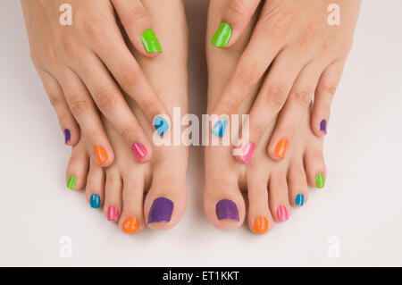 Diversi colori di smalto sulle unghie Pune Maharashtra India Asia Maggio 2011 Foto Stock
