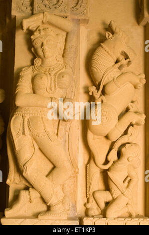 La scultura di lady dancing pongono e cavallo tempio Jain Jaisalmer Rajasthan India Asia Foto Stock