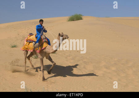 Uomo seduto sul cammello Sam Jaisalmer Rajasthan India Asia Foto Stock