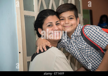 Mom portare suo figlio a scuola Foto Stock