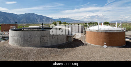 Far colare filtri, digestori anaerobici, impianti igienico-sanitari. Foto Stock