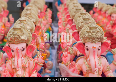 Diversi piccoli idoli del signore Ganesha line up per vendita Pune Maharashtra India Asia Foto Stock