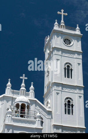 Una bellissima architettura bianco fresco chiesa con torre e croce Kochi Kerala India Asia Foto Stock