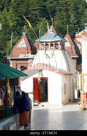 Piccoli templi vicino tempio principale del fiume ganga devi a gangotri in mattina tempo ; Uttaranchal ; India Foto Stock