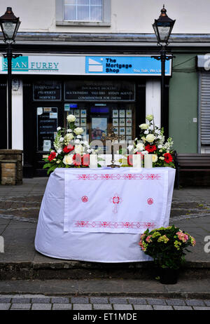 Messa cattolica altare su Main Street, Buncrana, County Donegal, Irlanda in occasione della festa del Corpus Domini. Foto Stock