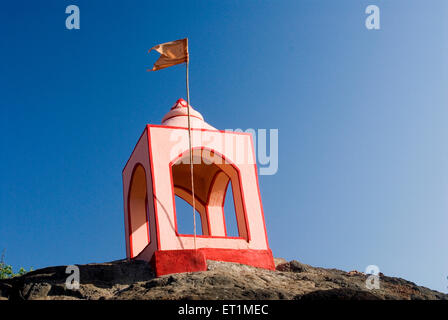 Piccolo tempio indù in cima alla collina ; Anjarle ; Dapoli ; Ratnagiri ; Maharashtra ; India Foto Stock