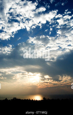 Tramonto sul mare Arabico e bellissimo cielo con nuvole a Anjarle beach ; district Dapoli ; Maharashtra ; India Foto Stock