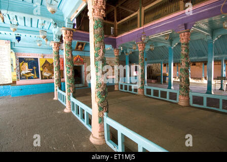 Vista interna ; intagliati e dipinti colonne di legno a tomba Sopandev tempio a villaggio Sasvad ; taluka Purandar ; district Pune Foto Stock