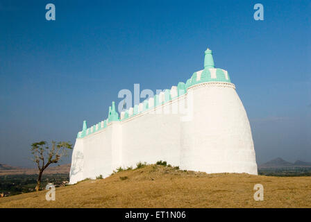 Parte di idgaha i musulmani pregano o namaz sul giorno speciale sulla piccola collina al villaggio Junnar ; district Pune ; Maharashtra ; India Foto Stock