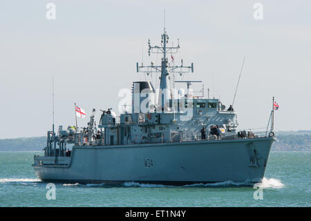 HMS Middleton (M34) arrivando a Portsmouth. Foto Stock