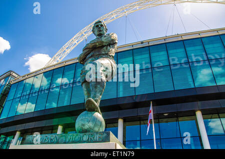 Statua di Bobby Moore al Wembley Stadium di Wembley Park, Londra, Inghilterra, che ha aperto nel 2007 sul sito dello stadio originale Foto Stock