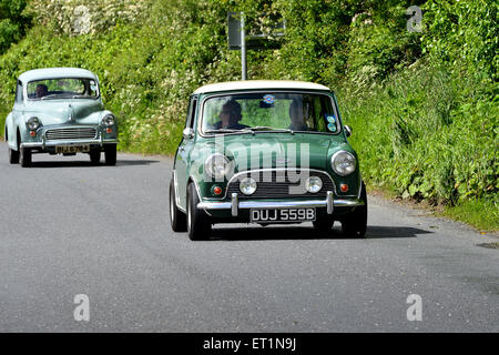 Anni sessanta Austin Mini Cooper classico auto sulla strada di campagna, Burnfoot, County Donegal, Irlanda. Foto Stock
